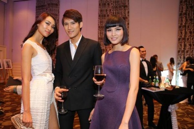 Xuân Lan cùng dàn mẫu Vietnam Next Top Model khoe vai trần eo con kiến